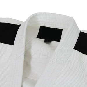Uniforme de karaté personnalisé en coton 100% flexible avec logo sur le devant pour hommes, offrant une liberté de mouvement totale pour l'entraînement aux arts martiaux - Product Image 4