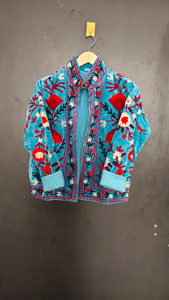 เสื้อแจ็คเก็ตผ้ากำมะหยี่สีเทอร์ควอยซ์ปักลายซูซานีด้วยมืออย่างประณีต ซับในผ้าฝ้าย เป็นมิตรต่อสิ่งแวดล้อม ลายดอกป๊อปปี้สีแดงสดใส สไตล์โบโฮชิค งานฝีมือ - Product Image 2