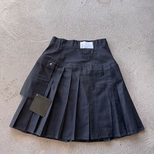 Jupe plissée noire pour femmes et jeunes filles, style traditionnel Highland, avec poches cargo robustes et résistantes - Product Image 3
