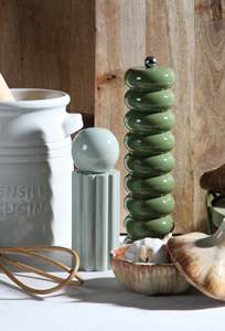 Molinillo de Pimienta de Diseño Vanguardista con Acabado Lacado Acanalado, Molinillo Geométrico Negro de Alto Brillo para Gastronomía Gourmet - Product Image 6