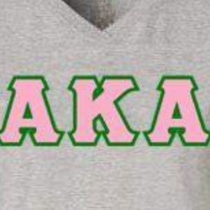 Camiseta con Cuello en V con Letras AKA, Color Rosa Claro, Algodón Premium, Manga Corta, Ropa de Hermandad Griega, Camiseta AKA - Product Image 5