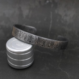Brazalete de Acero de Damasco Forjado a Mano - Joyería Vikinga Única, Regalo de Aniversario Exclusivo, Brazalete Martillado - Product Image 5