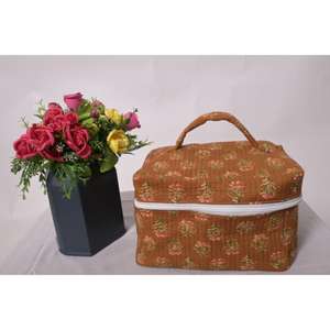 Pochette de maquillage matelassée en coton à imprimé floral, grande trousse de toilette artisanale pour voyage, fermeture éclair - Product Image 1