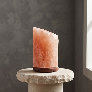 Lámpara de Sal del Himalaya de Cristal Rosa en Forma de Cilindro Inclinado Único para Mesas de Consola Modernas y Decoración de Dormitorios - Product Image 4