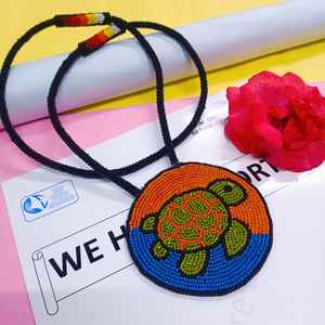 Collier pendentif tortue artisanal perlé avec perles vertes, oranges, noires, bleues, rouges, jaunes, blanches et cordon long pour artistes - Product Image 2