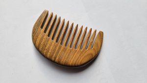 Peigne à cheveux en bois de poirier naturel pour usage domestique, peigne à barbe en bois, peigne anti-poux, design rustique naturel, artisanat durable - Product Image 5