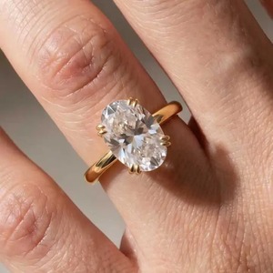 Anillo de Compromiso de Plata de Ley 925 Chapado en Oro con Diamante Cultivado en Laboratorio de Corte Ovalado de Diseño Premium de 7x11 mm y 8 Puntas - Product Image 1