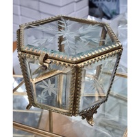 Nouvelle boîte à bijoux en verre avec cadre métallique, design moderne, haute qualité, taille et capacité personnalisables, forme carrée pour le rangement et l'affichage
