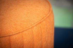 Pouf ottoman moderne de qualité commerciale Verti fabriqué au Vietnam OEM, multicolore, rond, avec structure en contreplaqué de pin et revêtement en tissu - Product Image 4