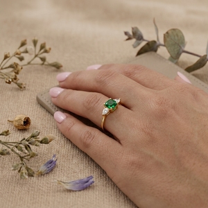 Bague de fiançailles solitaire Elodie 1,8 mm en moissanite, sertie à griffes, plaquée or 14 carats, minimaliste, pour mariage, anniversaire, fête - Product Image 5
