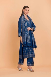 Colección de invierno Dilkash de Safaa, exclusiva y de primera calidad, trajes de diseñador bordados y cálidos para mujer, disponibles para la venta. - Product Image 6