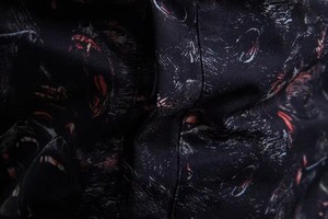 Blouson bomber homme noir et rouge à imprimé graphique, streetwear personnalisé, fermeture éclair, léger, mode, vêtements d'extérieur OEM, sublimation - Product Image 2