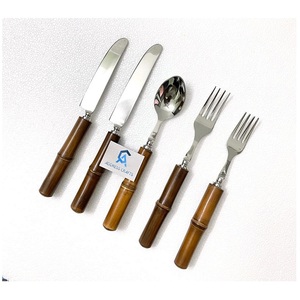 Ensemble de couverts en acier inoxydable de style occidental avec manche en bambou, design élégant, vaisselle complète pour mariage - Product Image 1
