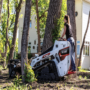 Complete sus trabajos de movimiento de tierras y excavación más rápidamente con la minicargadora Bobcatss MT100 que ofrece un control preciso. - Product Image 2