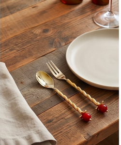 Ensemble de couverts Glam Gold avec poignées torsadées et perles rouges, finition mate, passe au lave-vaisselle, ustensiles de table pour mariage - Product Image 3