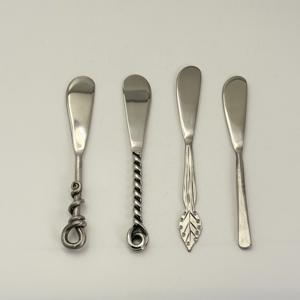 Ensemble de 4 outils à fromage en acier inoxydable avec des poignées de conception torsadée et en forme de feuille pour servir le fromage et le beurre - Product Image 1