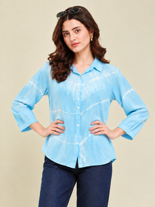 เสื้อเชิ้ตผ้าชีฟองสีฟ้าลายมัดย้อมสำหรับผู้หญิง แขนสามส่วน ติดกระดุม สไตล์ลำลอง - Product Image 1