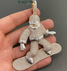 Pendentif dessin animé snowboardiste en argent 925 plaqué or 18 carats avec diamant de laboratoire taille brillant rond, unisexe, breloque hip-hop pour soirée - Product Image 1