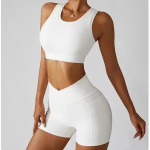 Nouvel ensemble de sport pour femme en polyester recyclé, composé d'un haut à col rond et d'un short taille haute en V, idéal pour le yoga en extérieur. - Product Image 2