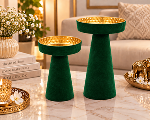 Ensemble de 2 porte-bougies à pilier en velours vert de qualité supérieure avec intérieur doré, disponibles en différentes couleurs et adaptés aux bougies. - Product Image 2