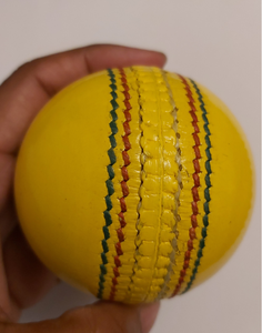 Ballon de cricket d'intérieur de haute qualité en PU injecté, léger, durable, jaune, T20, ballons de ligue de cricket d'intérieur - Product Image 5