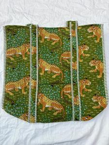 Bolsa de mano con estampado de pantera verde, acolchada a mano, reutilizable, para compras, viajes, trabajo y uso diario, a precio de mayorista. - Product Image 3