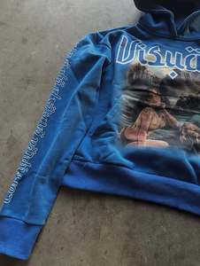 Sudaderas con capucha cortas personalizadas para hombre, estilo vintage, estampado gráfico escénico, detalle de texto en la manga, acabado desgastado, ropa urbana premium - Product Image 2
