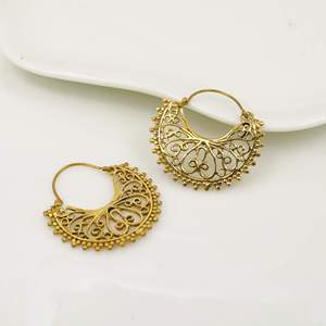 Boucles d'oreilles créoles en laiton plaqué or, design filigrane vintage, micro-incrustation, bijoux de mode unisexe du Rajasthan - Product Image 4