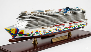Modèle de bateau de 36 pouces de Norwegian Cruise Line, Norwegian Encore (Breakaway Plus Class), en bois de cèdre peint, fabriqué sur mesure - Product Image 3