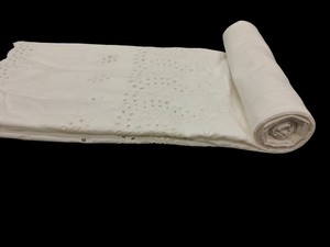 Tissu en coton blanc de qualité supérieure avec bordure à œillets – Broderie florale Schiffli teintable avec bord festonné pour robes – Vente en gros directe usine - Product Image 5