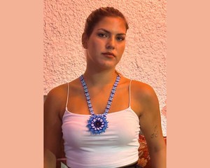 Collier léger ethnique et artisanal en perles bleues motif tournesol, ras-de-cou en perles de verre pour anniversaire, tenue de soirée - Product Image 2