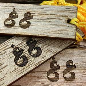 Llavero Artesanal de Agarwood Natural - Regalo de Madera de Oud Cálida y Dulce con Grabado Láser en Metal - Product Image 1