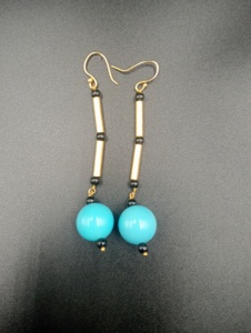 Boucles d'oreilles pendantes en laiton plaqué or avec perles turquoise et perles d'imitation, style vintage classique pour femme, idéales pour les fêtes - Product Image 4