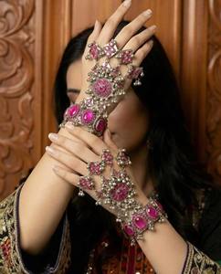 Anillo Tribal Afgano Clásico y Robusto con Diseño de Escudo Circular Grande, Grabados Tribales Intrincados y Múltiples Pequeños Adornos - Product Image 3