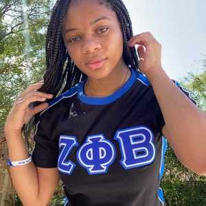 เสื้อยืด Zeta Phi Beta สีดำพรีเมียม ปักลายตัวอักษรกรีกสีน้ำเงิน เสื้อยืดผู้หญิง ผ้าเนื้อนุ่ม สวมใส่สบาย ทันสมัย - Product Image 3