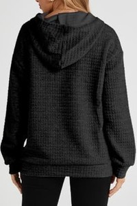 Sudadera con Capucha Unisex Negra de Punto Waffle, Corte Regular, Estilo Casual para Otoño, con Bolsillos, Material de Felpa - Product Image 2