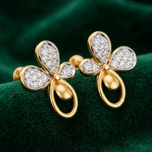 Boucles d'oreilles clous triangulaires tendance en or jaune 14 carats avec diamant de laboratoire taille ronde, design unique, pour mariages et cadeaux de fête - Product Image 5