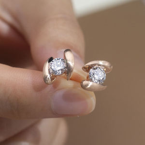 Boucles d'oreilles unisexes en or massif 18 carats plaqué or rose, diamants ronds taille brillant, bijoux de fiançailles minimalistes de luxe - Product Image 1