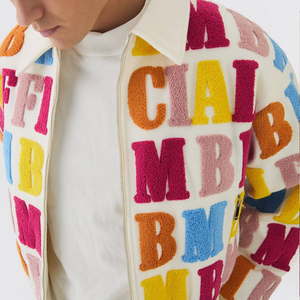 Chaqueta Varsity Personalizada OEM de Marca Privada para Hombre, Satén Chenille, Cierre de Broches con Letras, Cuello y Puños Acanalados, Estilo Urbano - Product Image 3