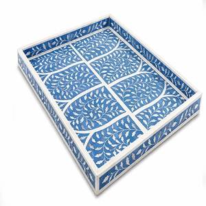 Plateau en os incrusté de motifs floraux du Rajasthan pour la présentation de parfums, bijoux, bougies ou accessoires, provenant d'Inde. - Product Image 6