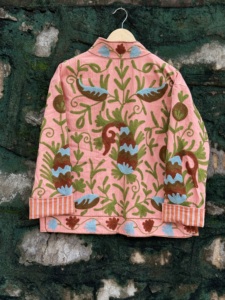 Veste ethnique en coton Sujani rose de qualité supérieure, imprimé cœur, broderie florale et d'oiseaux faite à la main pour femme, collection automne-hiver, vente en gros B2B de vêtements - Product Image 2