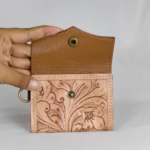 Monedero pequeño de cuero genuino marrón hecho a mano para mujer, con diseño floral y de ases, cierre a presión y correa para la muñeca. - Product Image 2