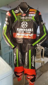 Elegante traje de motocicleta de equipo de carreras de cuero de alto rendimiento con armadura protectora ajuste ergonómico y paneles transpirables equipo de motorista - Product Image 4