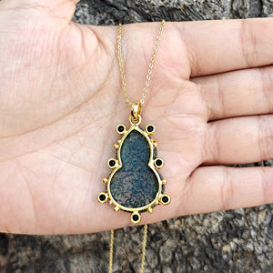 Collier de mode pour femme, pendentif en agate mousse naturelle, design élégant avec accent de petits zircons noirs, chaîne plaquée or 18 carats pour femme - Product Image 6