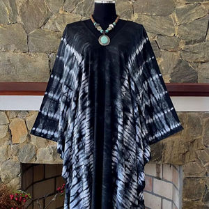 เดรสคาฟทันผ้าเรยอนสีดำไซส์ใหญ่ ลายมัดย้อมสไตล์ชิโบริ ทรงหลวม สไตล์โบฮีเมียน ชุดคลุมชายหาดแบบยาว - Product Image 1