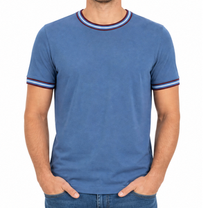 Camiseta de manga corta para hombre, cuello redondo, color borgoña y blanco, con doble franja acanalada en el cuello, ideal para entrenamiento. - Product Image 1