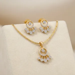 Conjunto de colgante Bhargavi Classic American Diamond con acabado en oro y rodio, con circonita cúbica, joyería moderna para boda. - Product Image 1