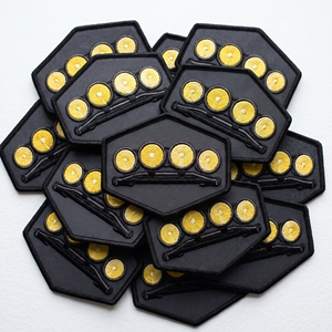 Emblema bordado hexagonal para barra de luz de rally, emblema de luz antiniebla todoterreno de sarga negra, fabricante a granel - Product Image 1