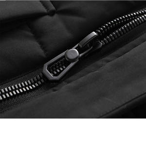 Nuevo chaleco de invierno multicolor personalizado para hombre, chaleco cortavientos, chaleco acolchado sin mangas con relleno de plumas de pato para el invierno. - Product Image 3