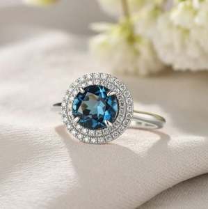 Anillo de Compromiso de Moissanita Azul en Plata de Ley 925 con Baño de Oro y Engaste de Garras para Mujer - Joyería para Boda y Aniversario - Product Image 1